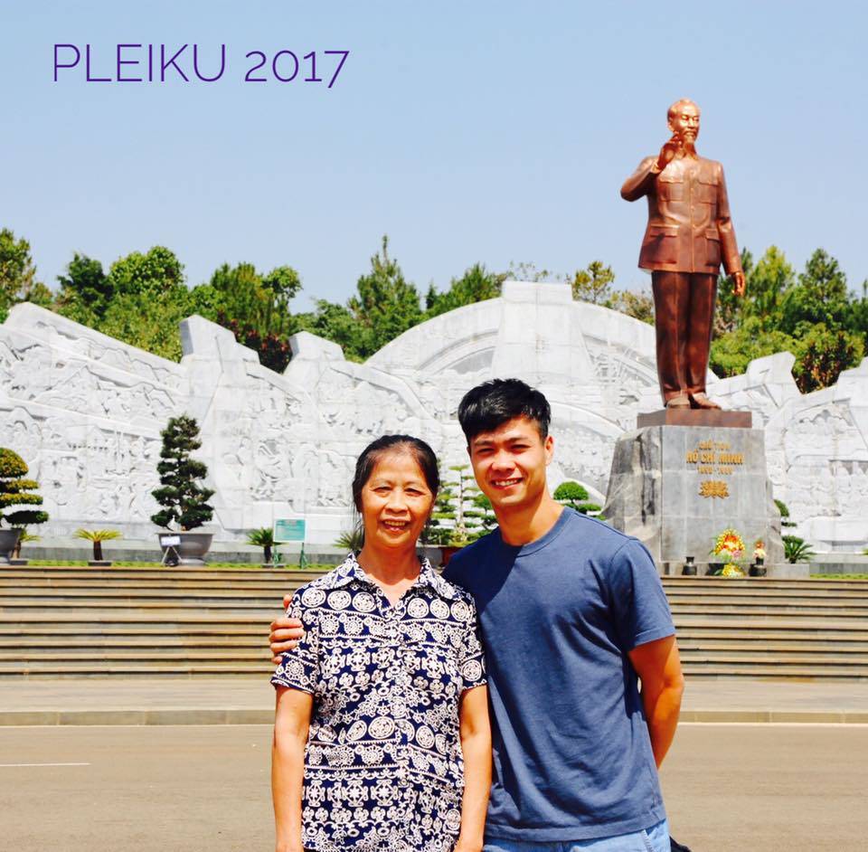 Bức ảnh Công Phượng chụp cùng mẹ tại Pleiku năm 2017.